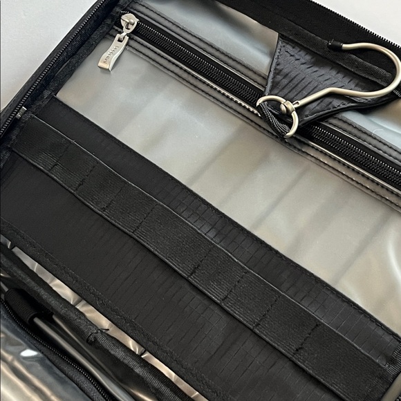 NWT BAGGALLINI “complete cosmetic” case - Picture 9 of 13